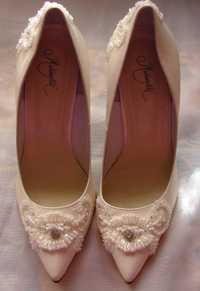 Классические туфли с узким носком для свадьбы/торжества