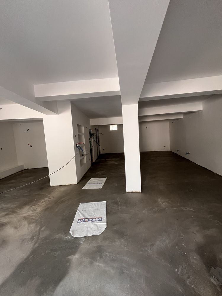 Dois espaços no centro de Algés - com pátio exterior