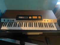 Piano/ Orgão Jumbo 61 R6 com suporte