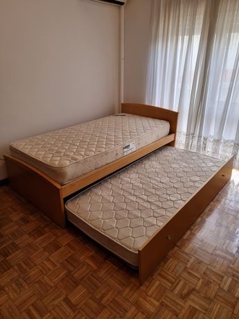 Cama dupla - 2 camas solteiro (inclui colchões semi-novos)