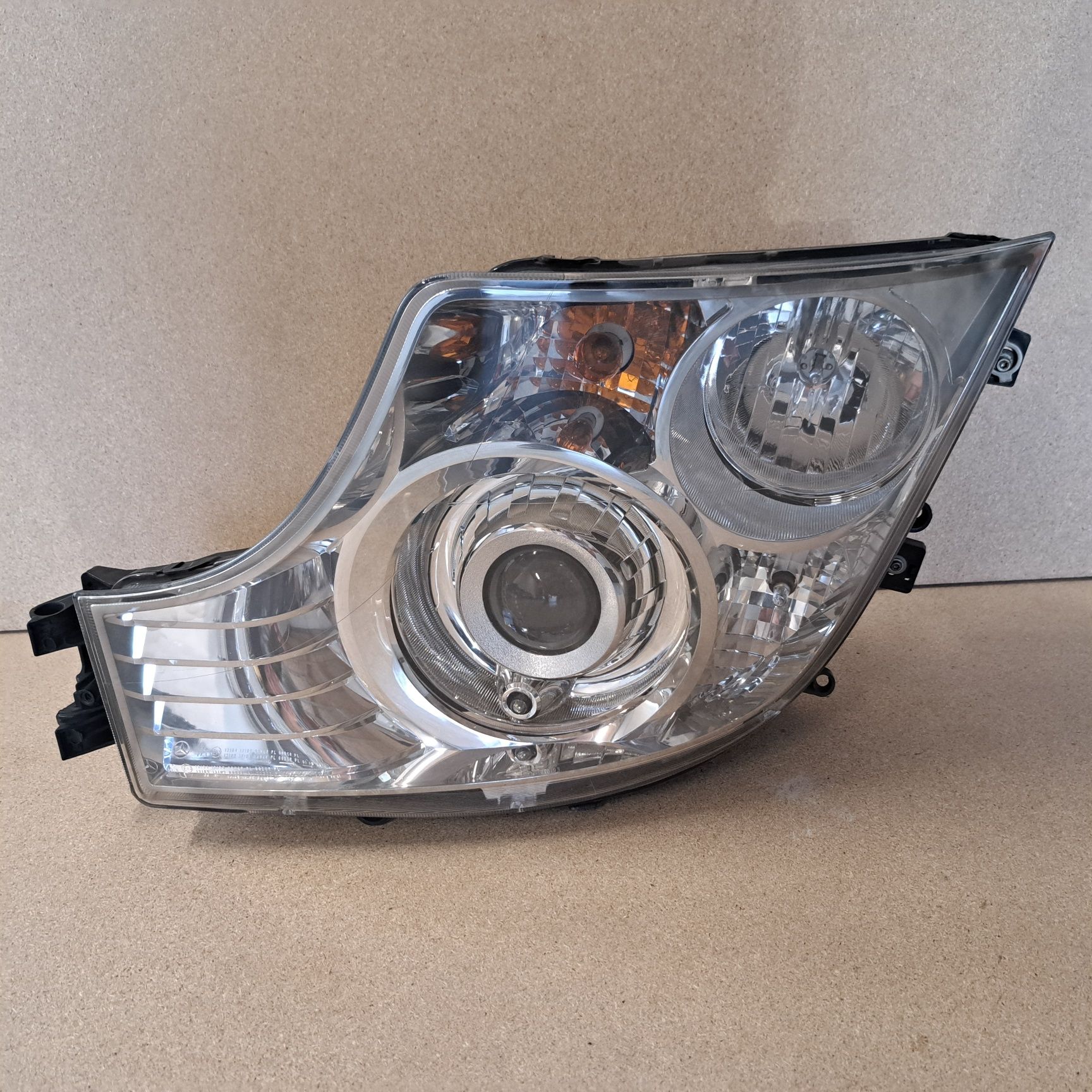 Lampa reflektor xenon ksenon mercedes actos MP4  lewy europa