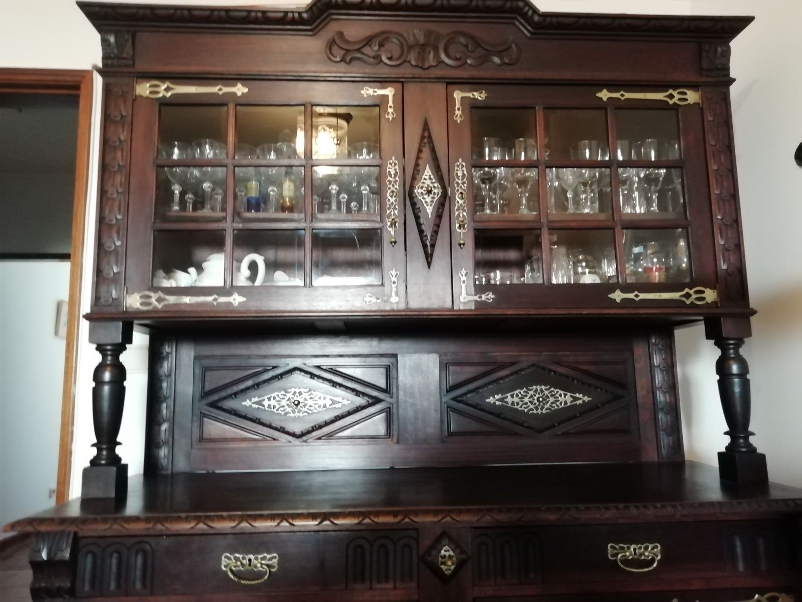 Lindo Móvel Estilo Holandês com cristaleira