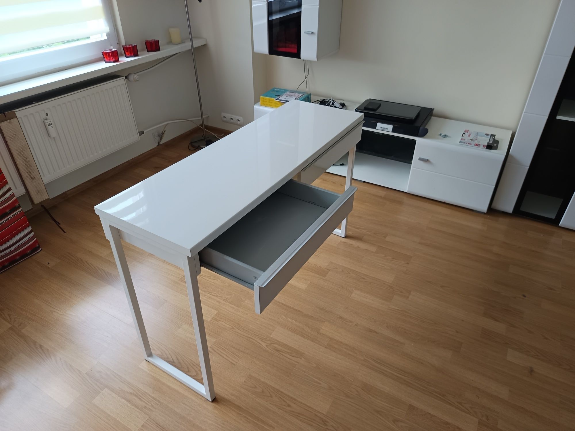 Białe biurko Ikea BESTÅ BURS