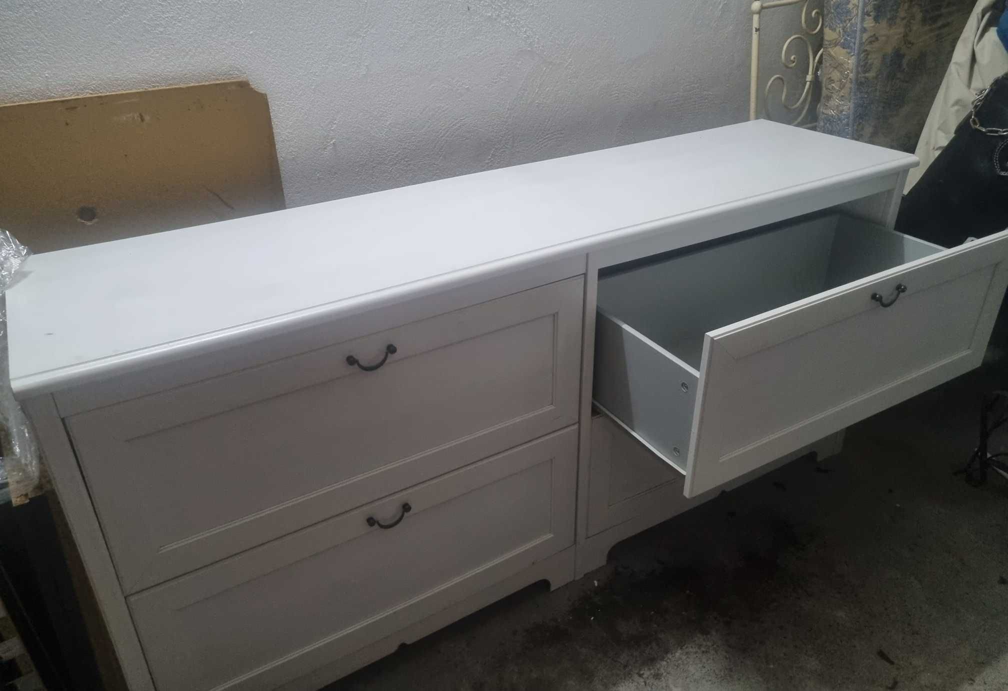 Cómoda branca IKEA