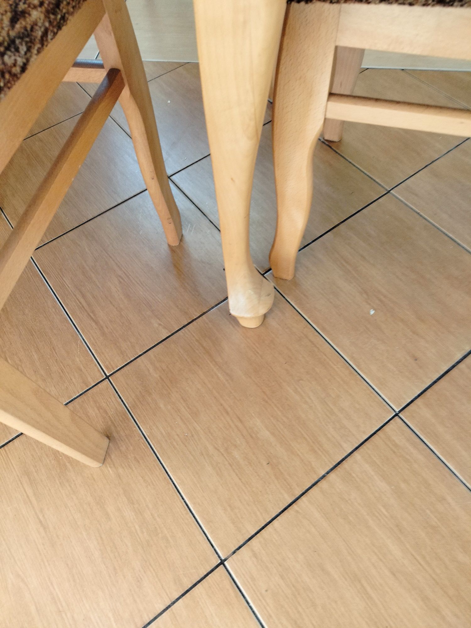 Stół i krzesła tapicerowane