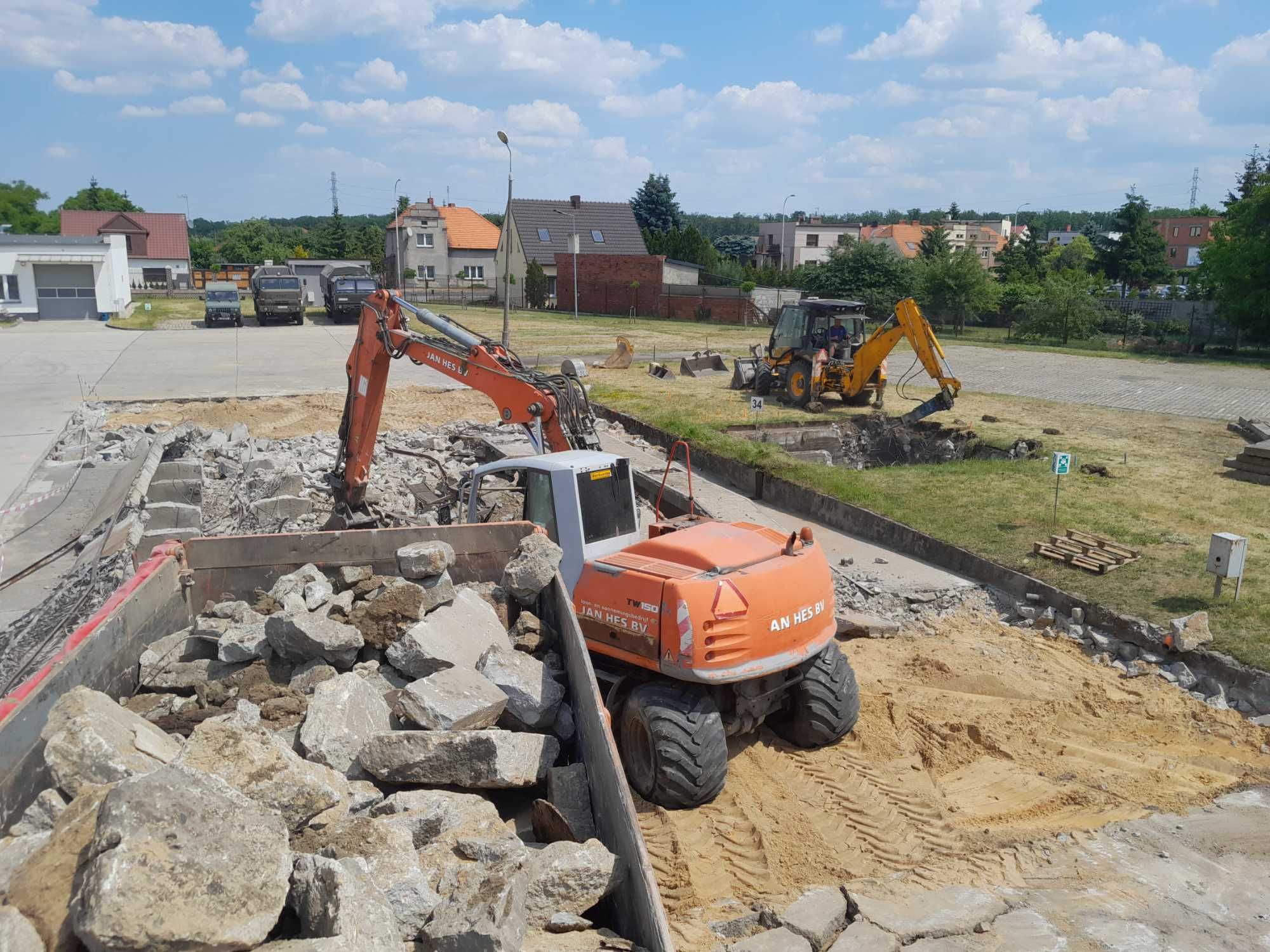 Kruszenie gruzu kamieni wynajem  kruszerki szczękowej wyburzenie