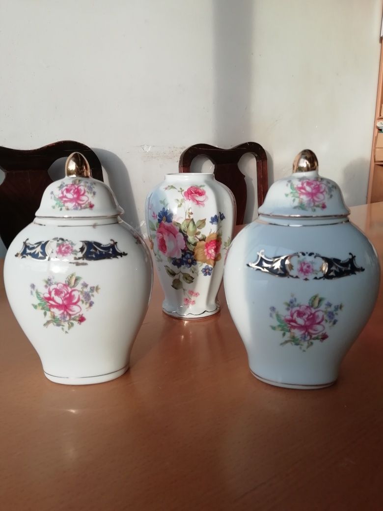 Conjunto de jarra/potes em porcelana portuguesa.