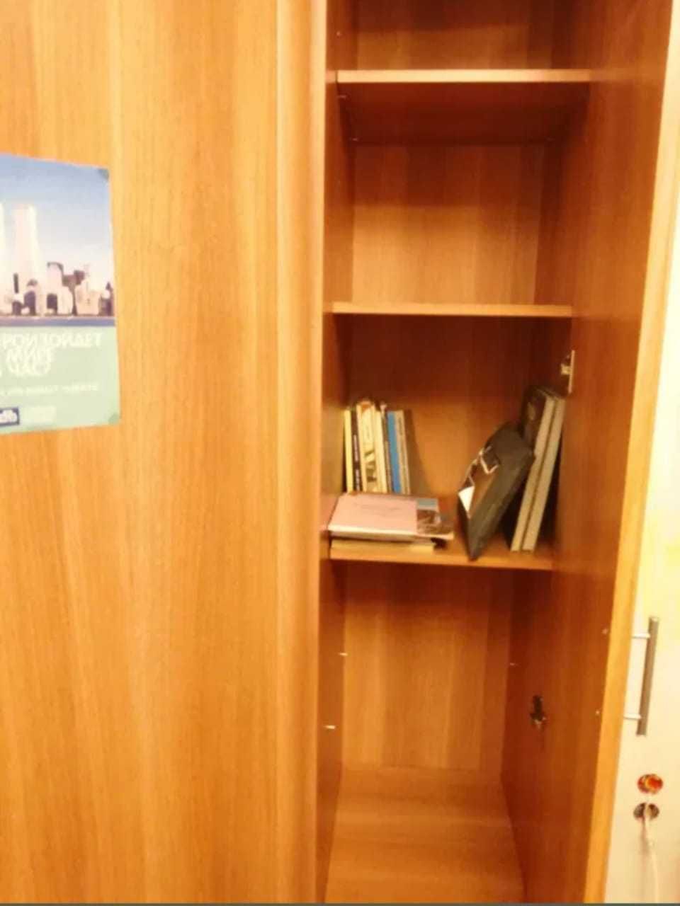 шафа кутова у відмінному стані дерево