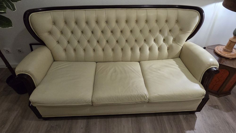 Sofá-cama antigo de pele genuína em bom estado