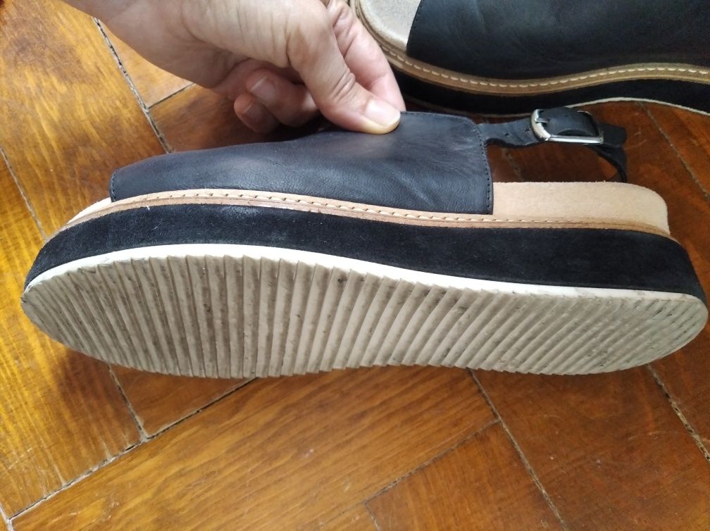 Sandálias pretas em pele compensadas como novas, design português