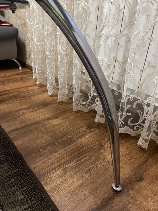 Стіклянний стіл.