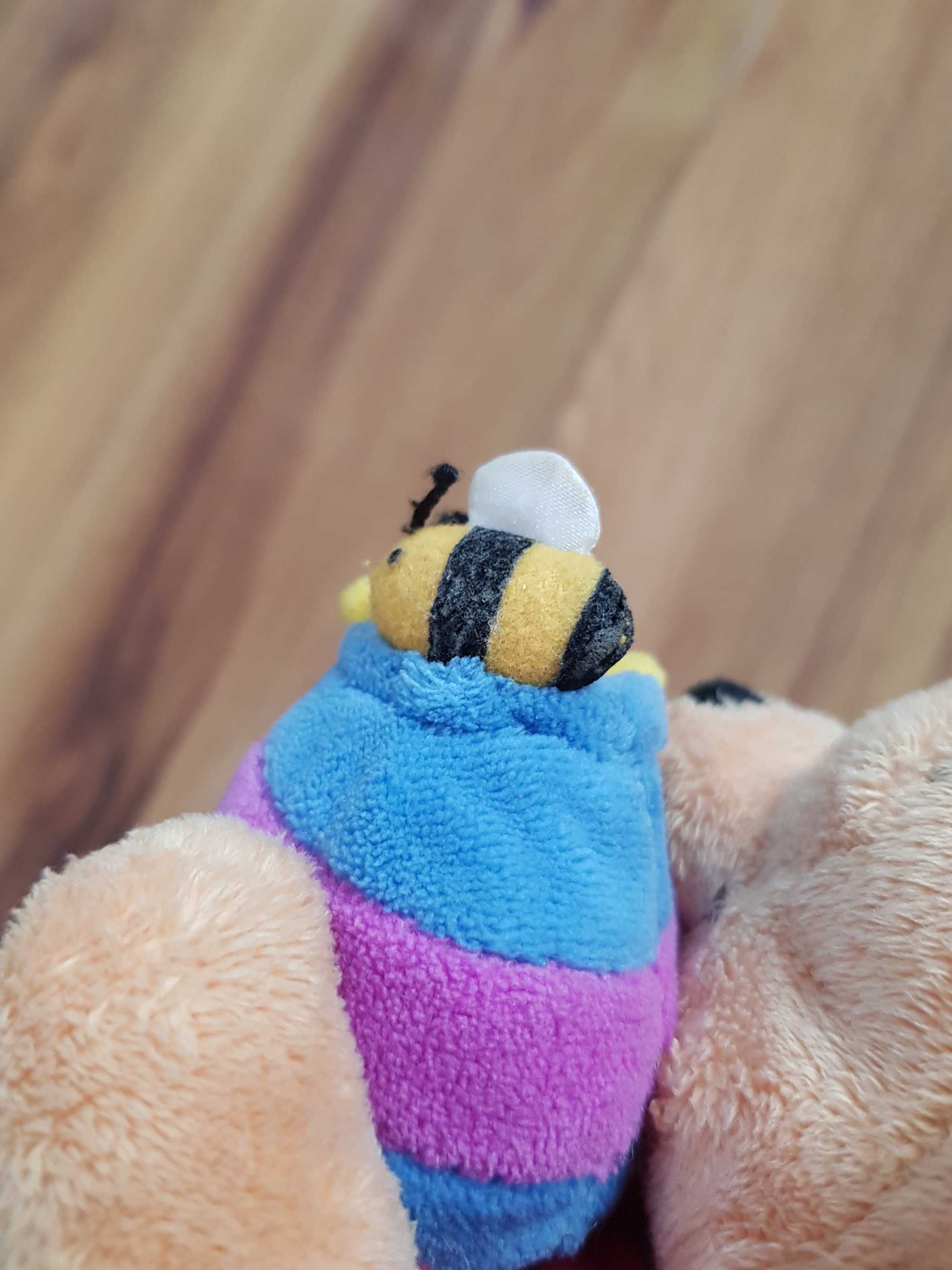 Kubuś Puchatek z garnkiem miodu i pszczółką Disney Store  maskotka