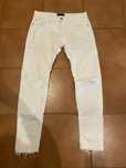 Calça Jeans Branca da Bershka Destroyed com Barra Desfiada