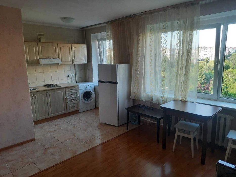 Центр, газ, средн этаж, чистый подъезд, вид на озеро и парк!