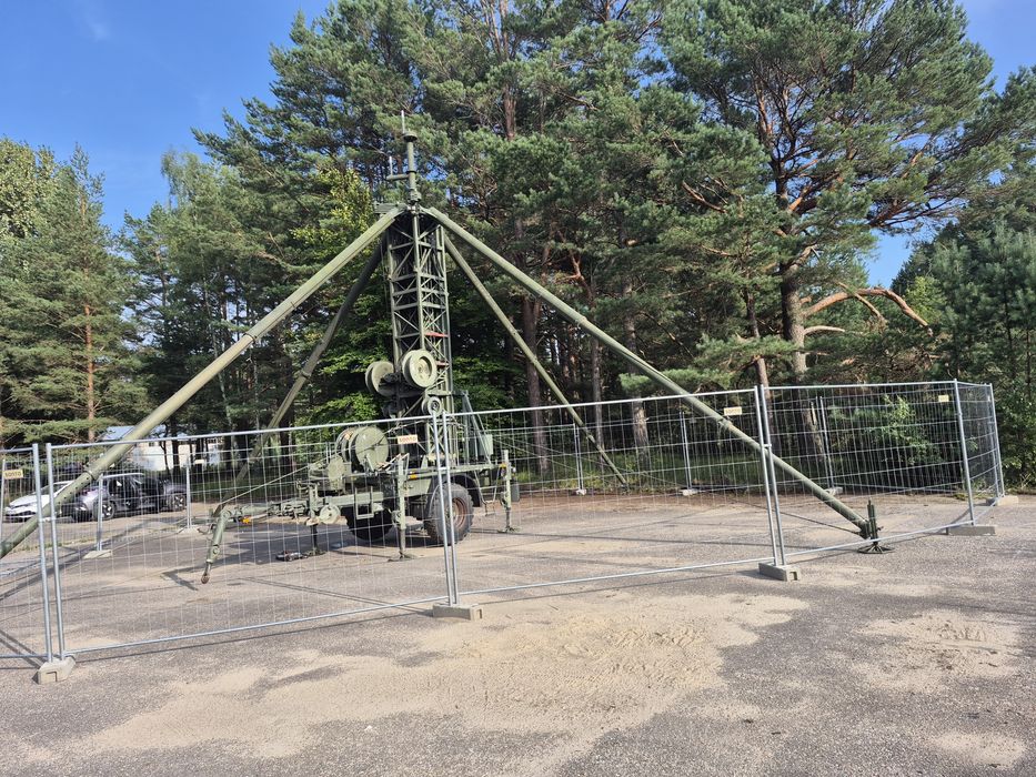 Wojskowy maszt teleinformatyczny - wieża mobilna h25m