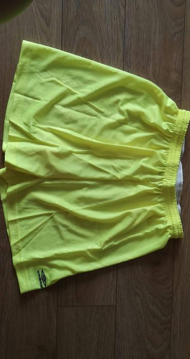 Umbro krótkie spodenki S  neonowe