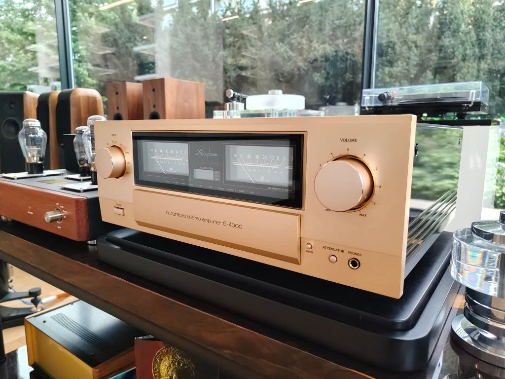 Accuphase E-4000 japoński wzmacniacz