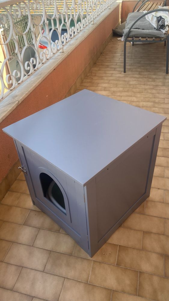 Caixa de ateia para gato cinzenta