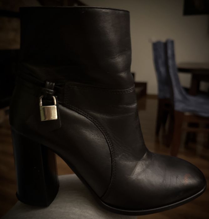 Czarne botki na słupku Lasocki