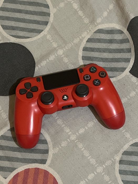 Vendo Playstation 4 PRO com dois comandos