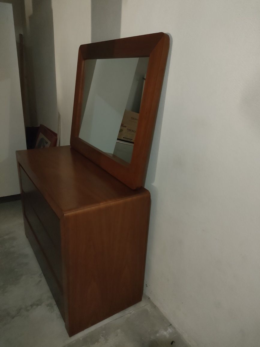 Cama com 2 mesas de cabeceira e 1 cómoda