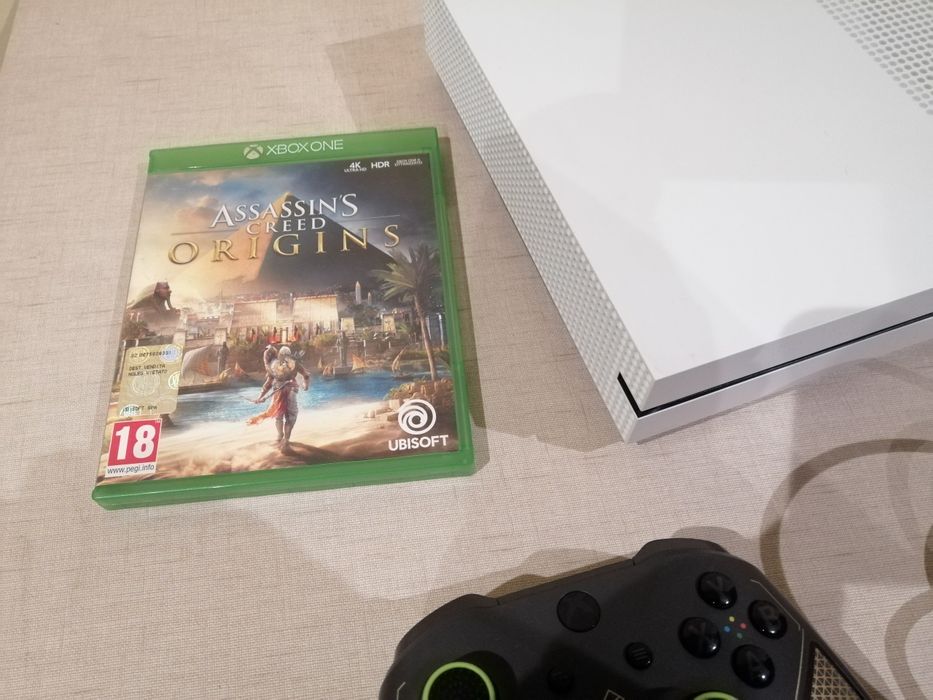 Xbox one s + Assassin's creed