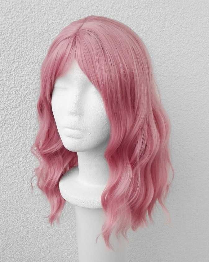 Różowa falowana peruka z grzywką wig cosplay Enid Sinclair Wednesday