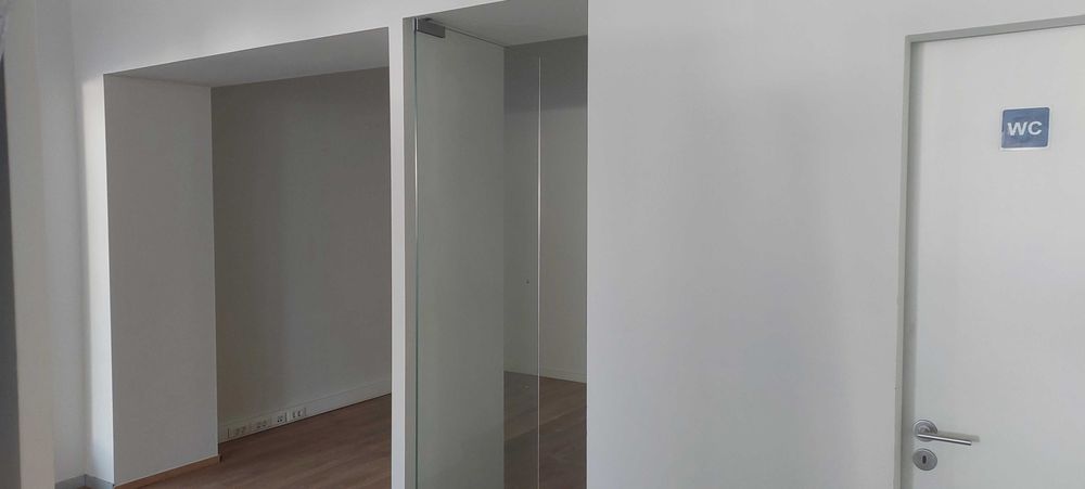 Armazém / loja com escritório, 200m2 e pé direito alto.