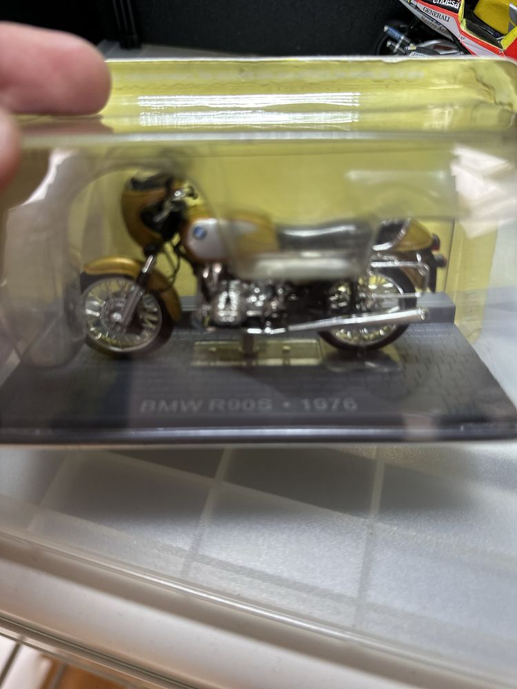 Miniatura BMW R90S de 1976 Escala 1/24 made by IXO (Caixa fechada)