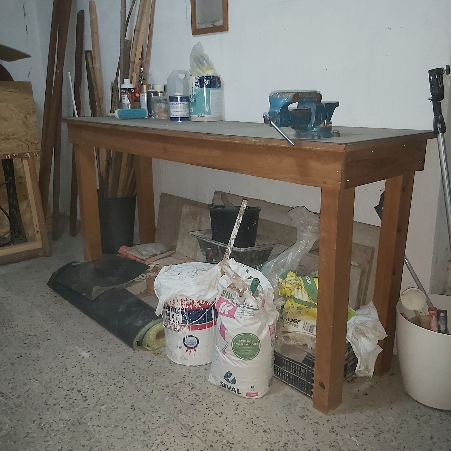 Bancada de trabalho com chapa ferro e torno