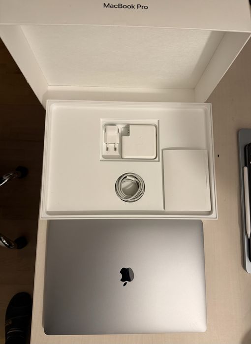 MacBook Pro 15” (2019) – i7 / 32 GB RAM / 256 GB SSD / Srebrny