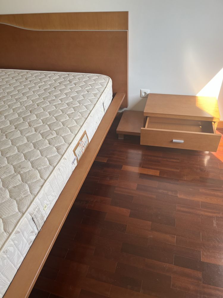 Cama de casal de madeira folheada