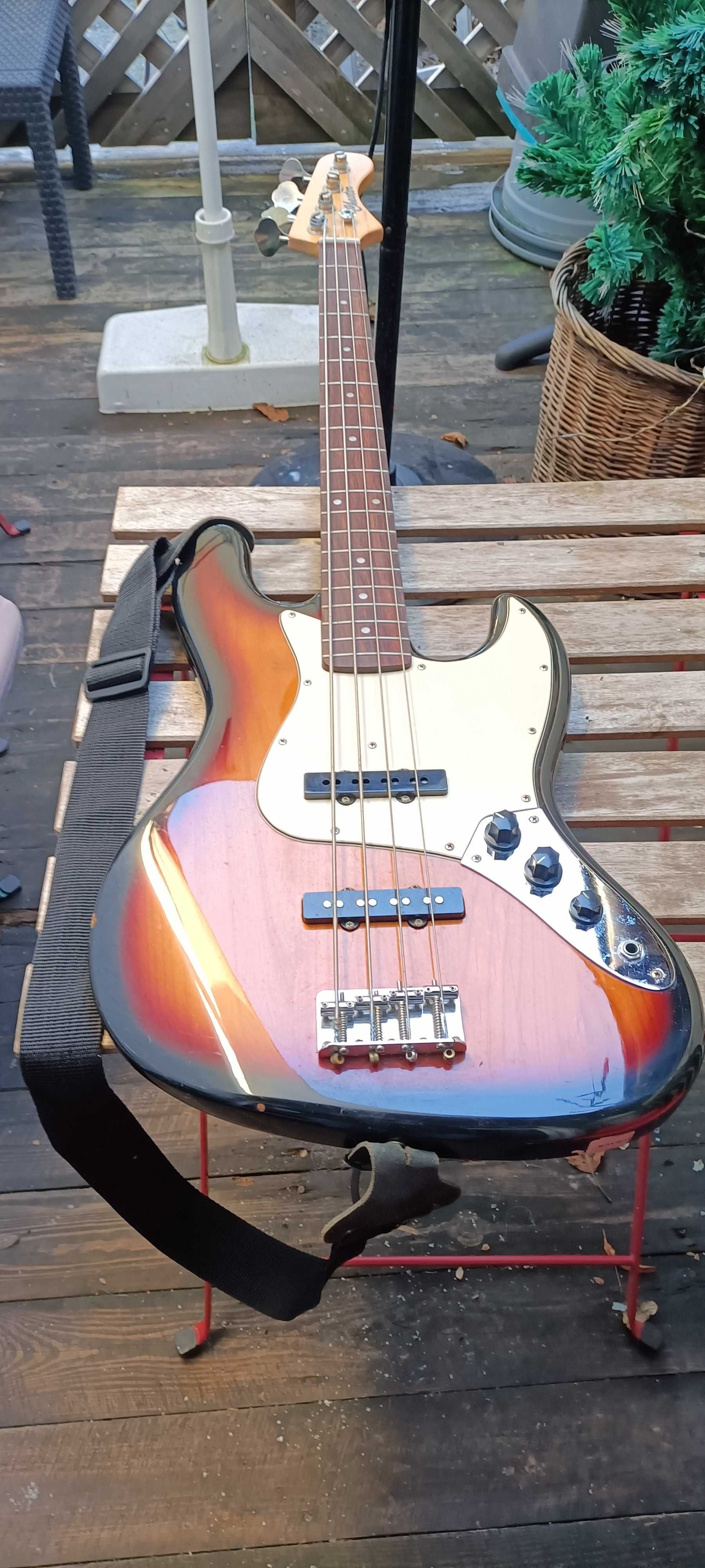 Басс гітара Chester Jazz Bass с чохлом, відмінний стан.