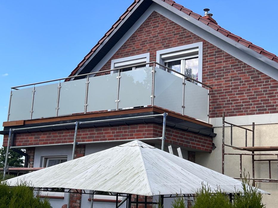 Balustrada nierdzewna z czarnym szkłem