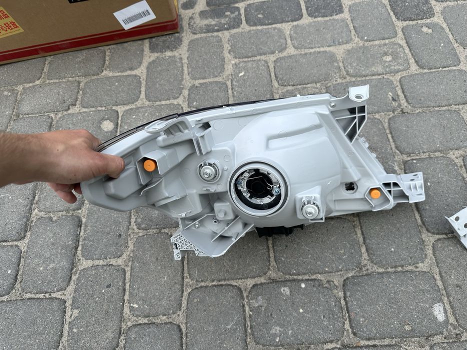 Фара Toyota Hilux 2008-2011