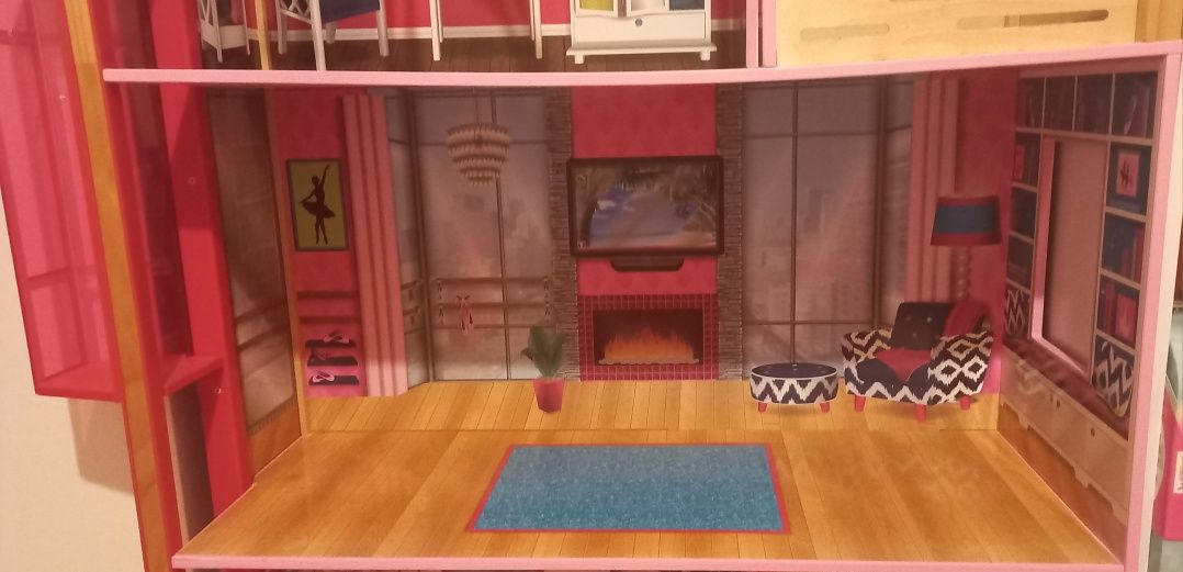 Casa das Barbies em madeira Entrego em Mem-Martins  a porta de casa..