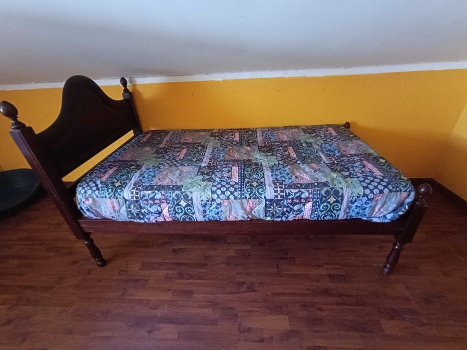 Cama de solteiro nova, em mogno. Com ou sem colchão. Há 3 iguais.