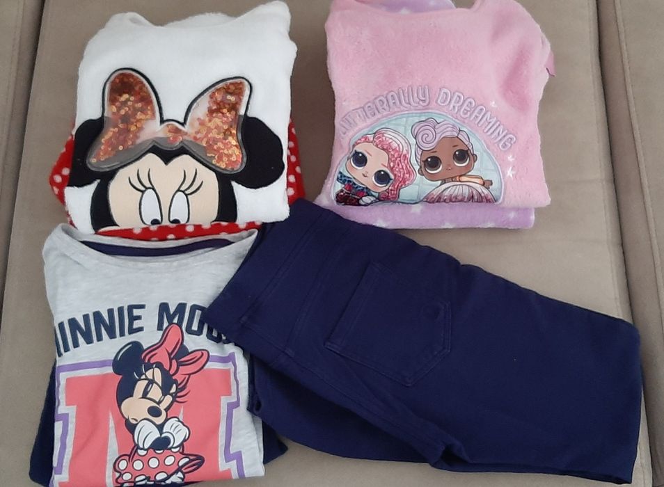 Conjunto de 3 pijamas e 1 leggings.