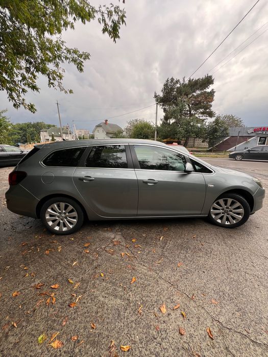Opel Astra J 2011 року