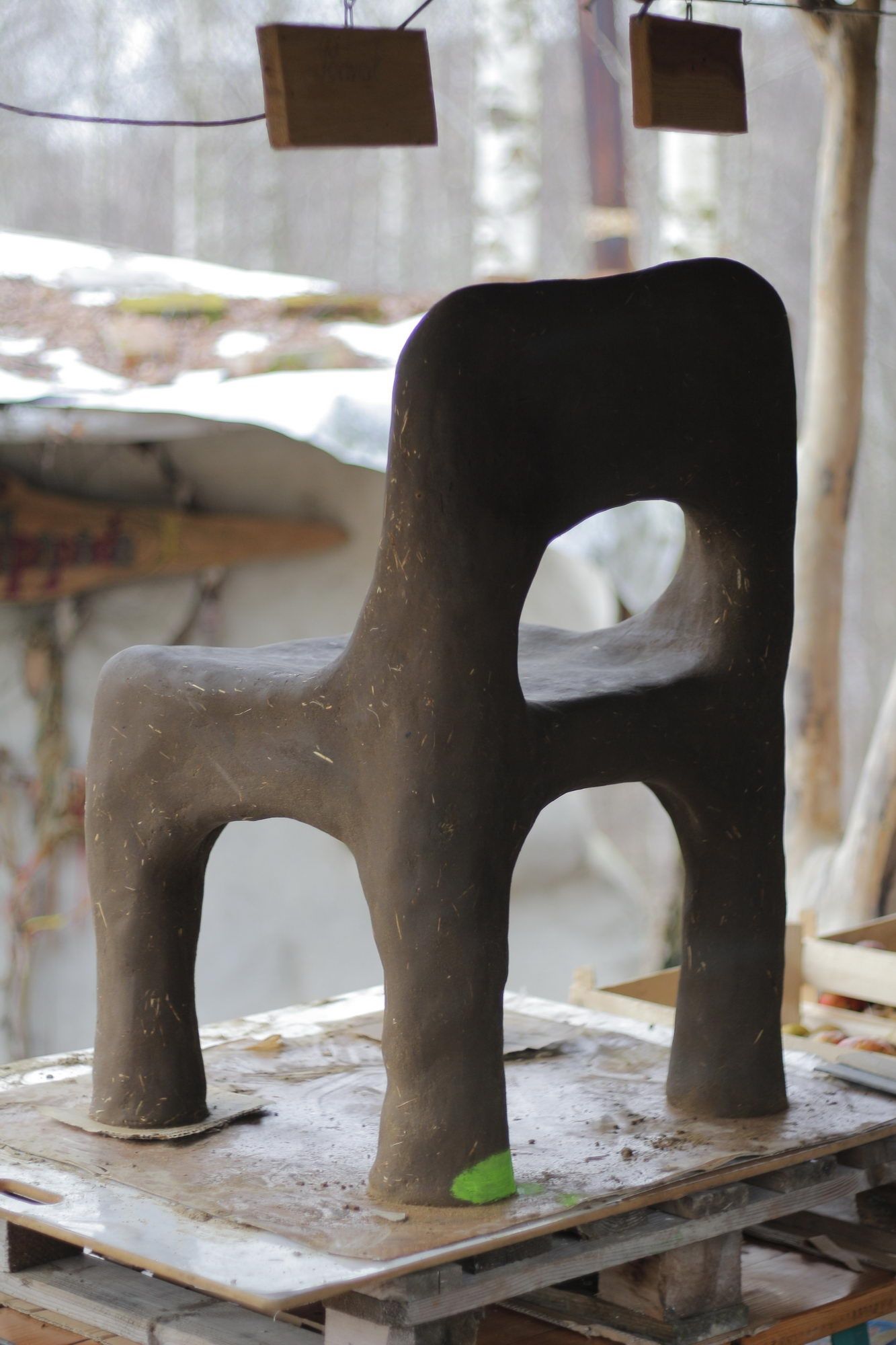 Krzesło z gliny, mebel, wyjątkowe, funkcjonalne naturalne rękodzieło