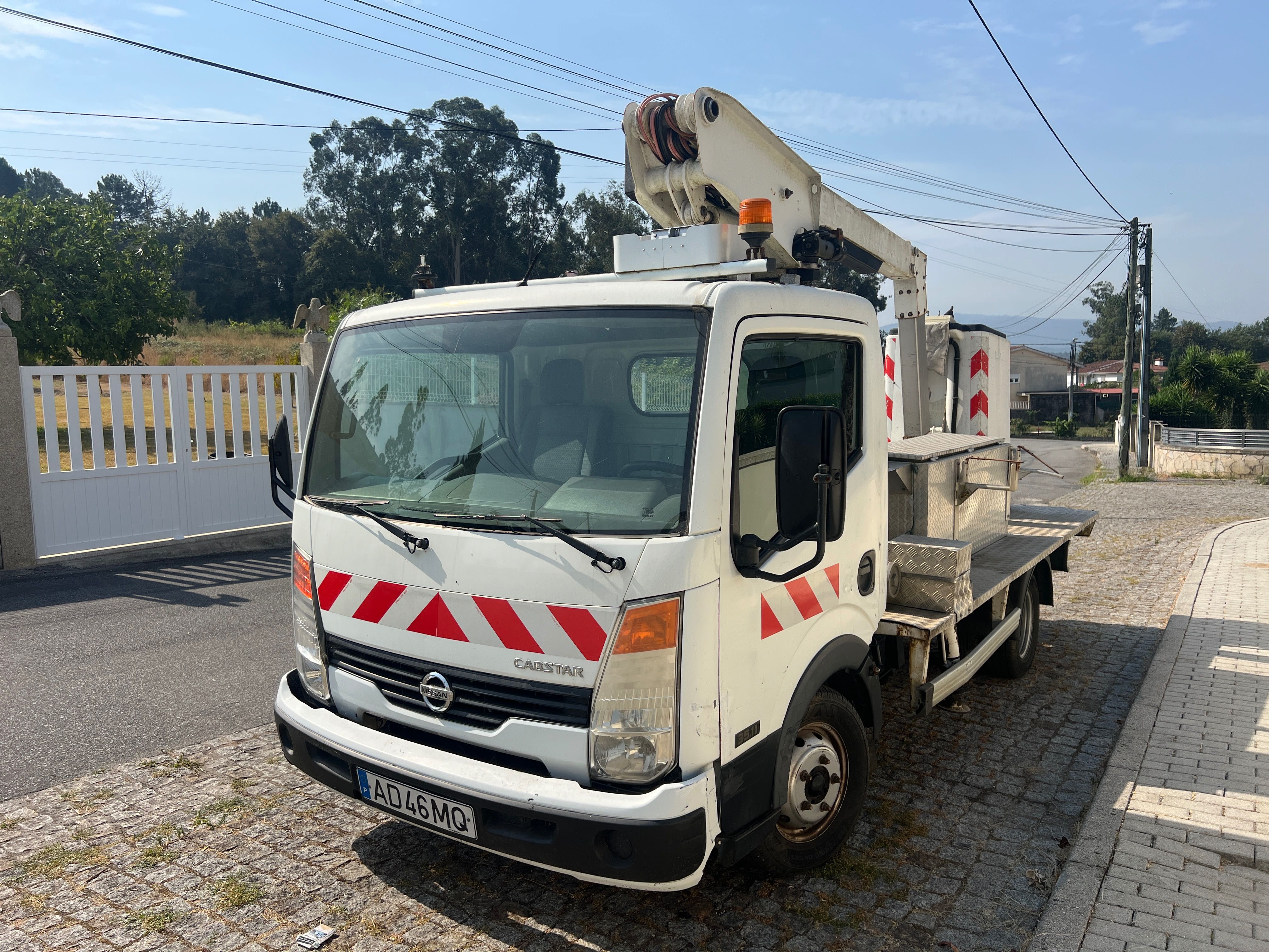 Nissan Cabstar 2.5 Dci com Grua