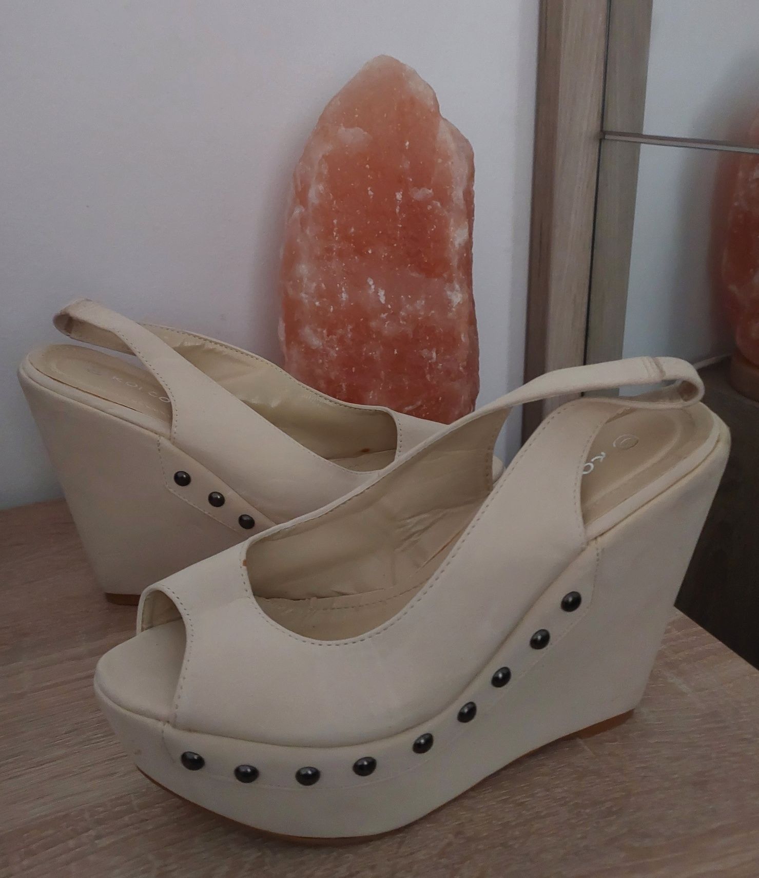 Beżowe sandały na koturnie Koi Couture 39 (25cm)