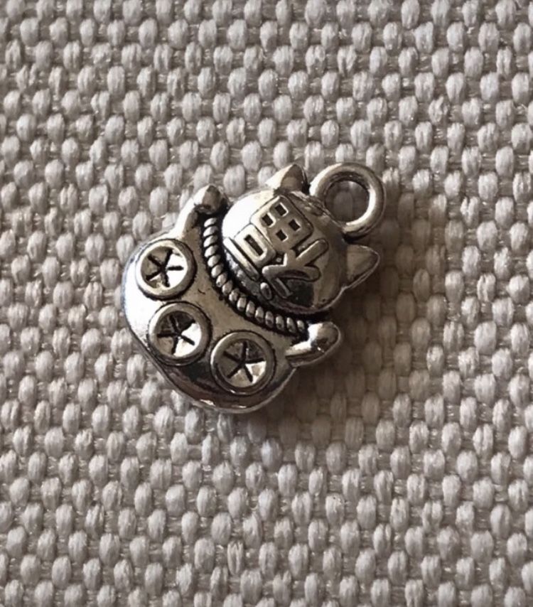 Maneki Neko kot szczęścia japoński srebrna metalowa zawieszka nowa