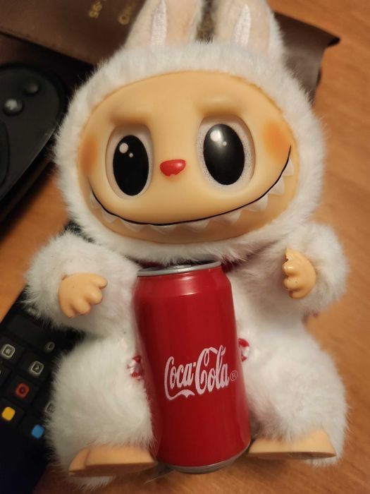 Labubu białe z coca-colą jak nowa