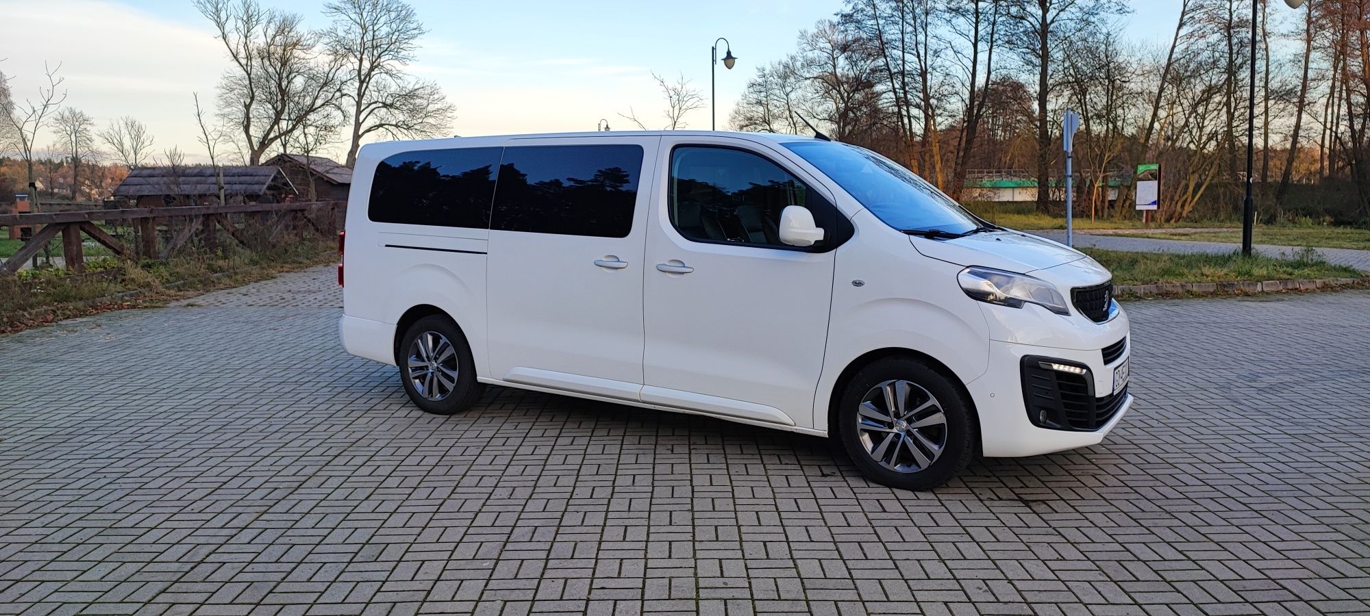 Peugeot traveller 8 osobowy max wersja cesja leasingu faktura vat