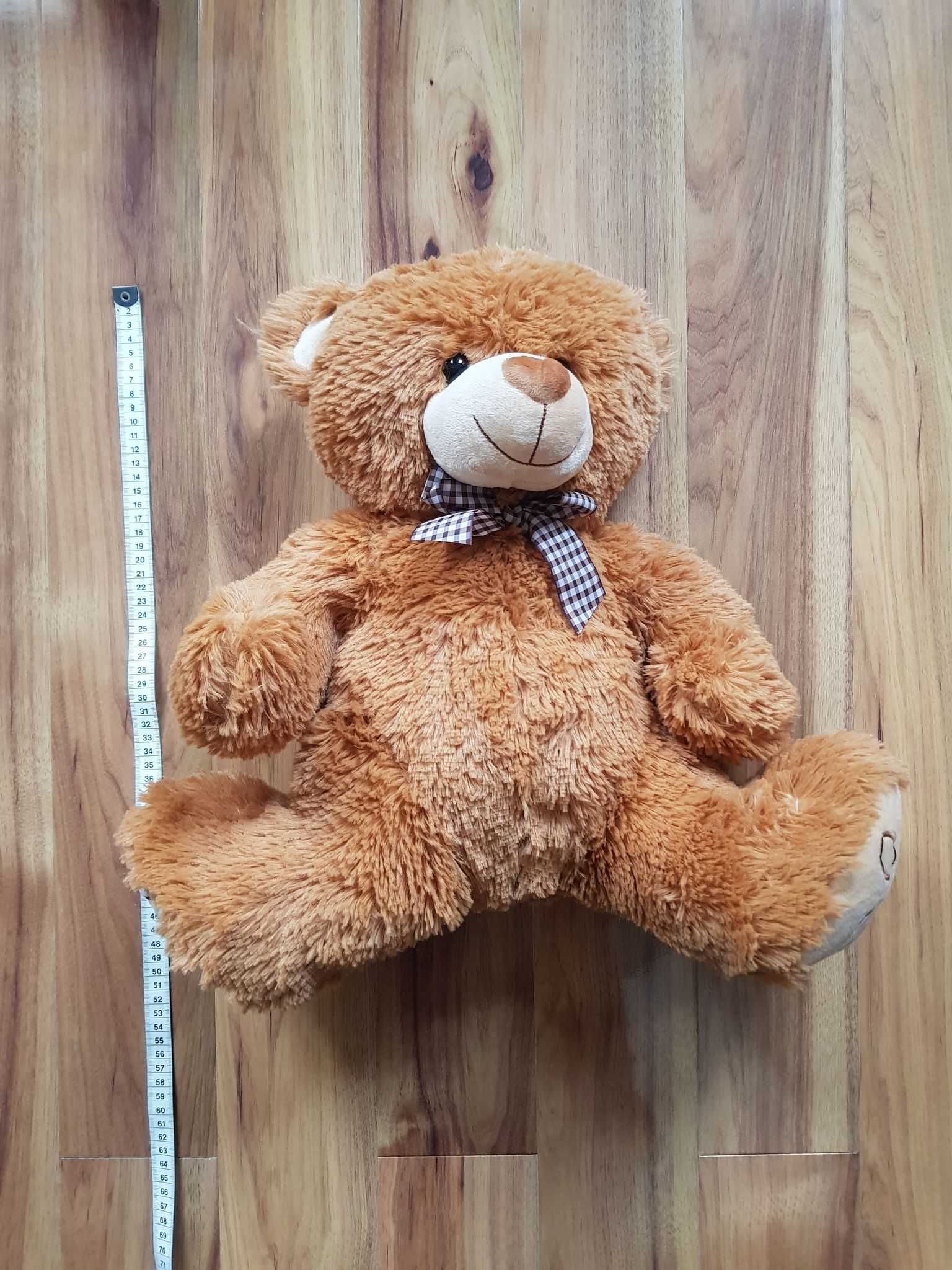 Duży brązowy siedzący miś Smyths Toys z wstążeczką maskotka XXL 50cm