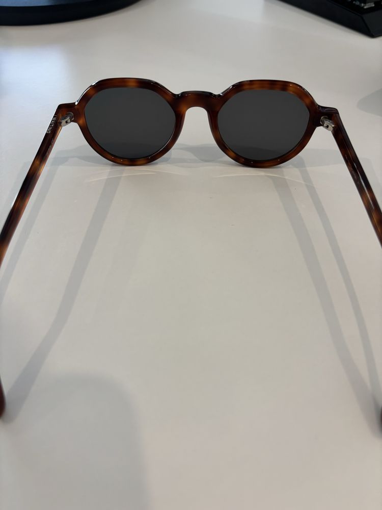 Oculos waiting for the sun