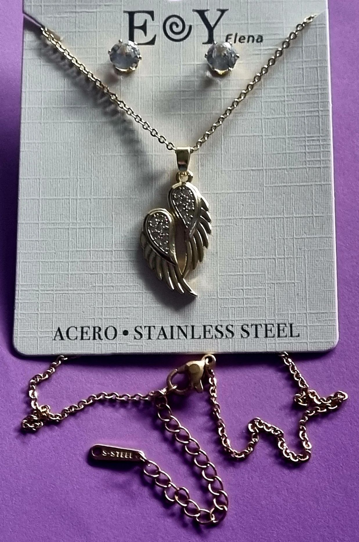 Conjunto dourado (colar e brincos) com asas de anjo. Tem extensor