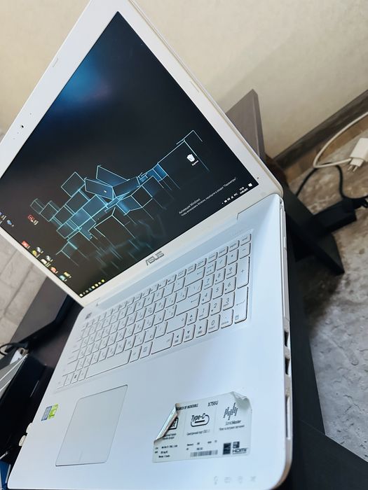 Ноутбук Asus x756u з процесором Intel Core i3-7100U.