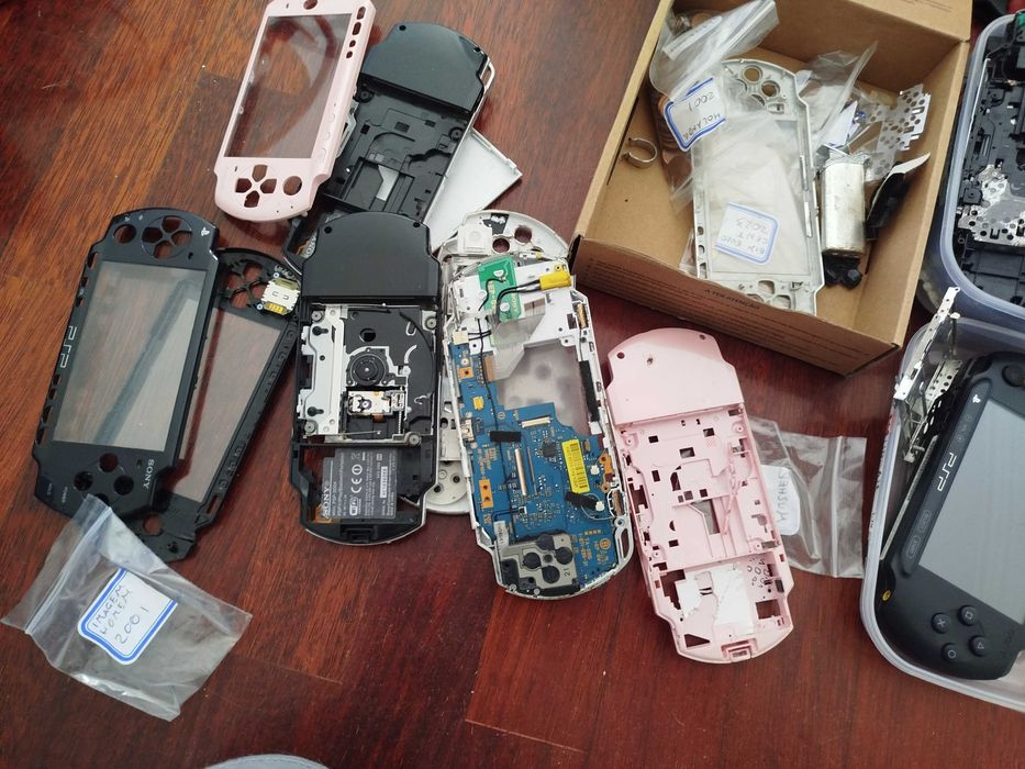 Vendo lote de PSP alguns a funcionar e bastante peças para reposição